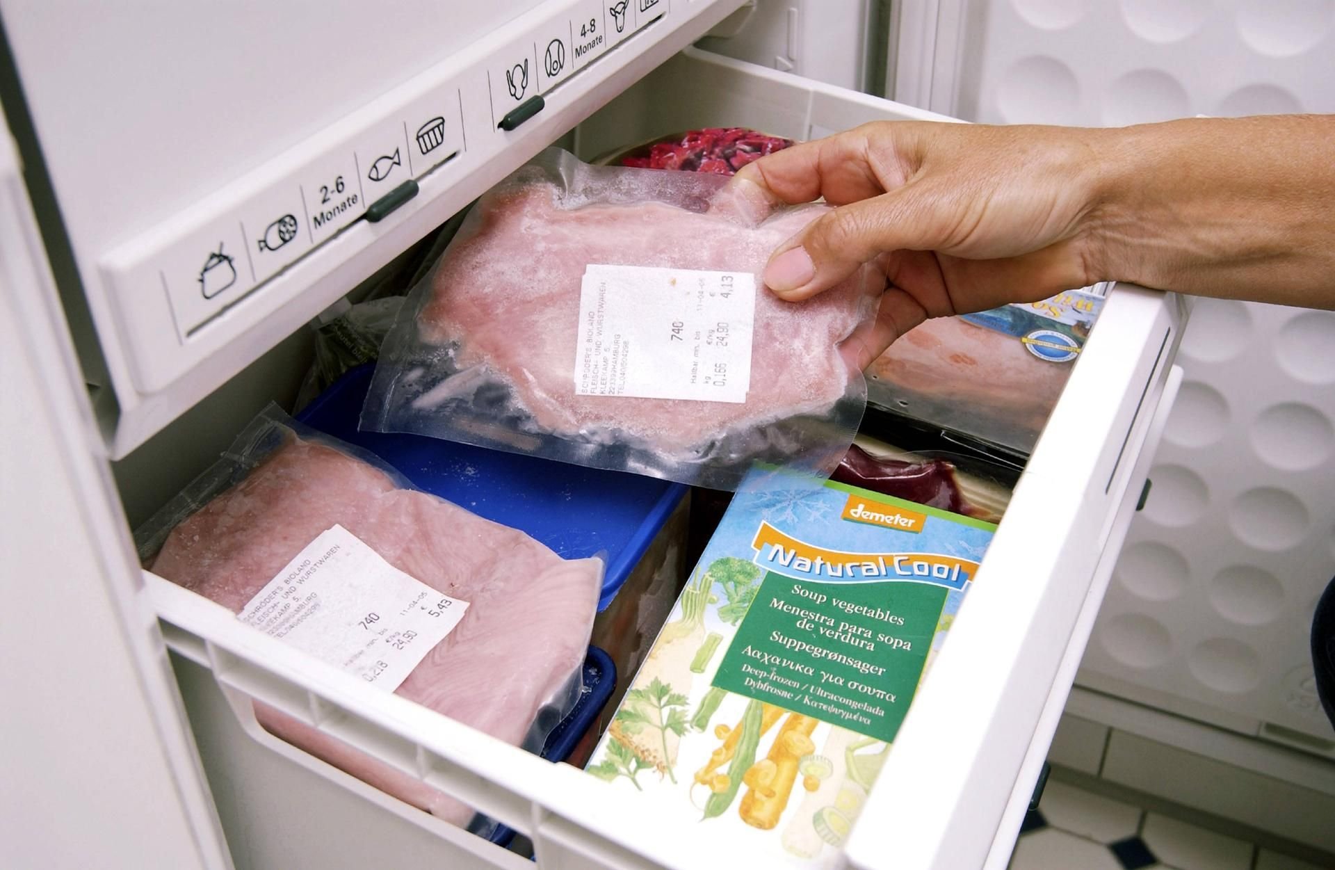 Wie lange man Fleisch einfrieren sollte, kommt auch auf den Fettanteil an.
