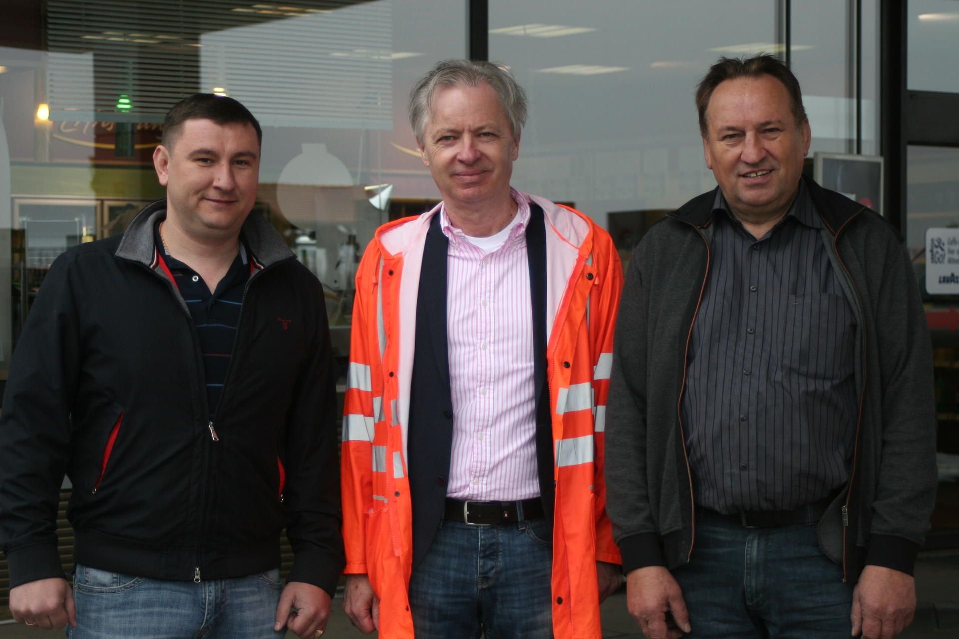 Pächterwechsel bei der Total-Tankstelle Jessen von Wilfried Pötzsch (67, rechts) aus Plossig an Peter Shwanski (32) aus Jessen. In der Mitte: Michael Kosak, zuständiger Bezirksleiter von Total Deutschland GmbH.