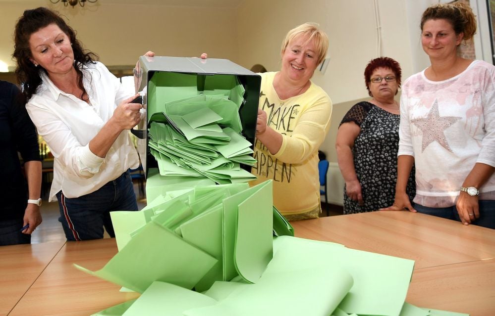 Jana Kolze (rechts) und Brit Schuran leerten in Osternienburg zuerst die Wahlurne mit den Stimmzetteln für den Kreistag.