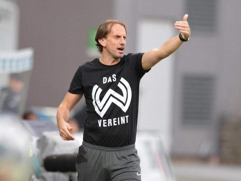 Der Wiesbadener Trainer Rüdiger Rehm gestikuliert. Foto: Timm Schamberger/Archivbild