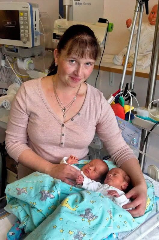 Anja Milster steht am Bett von Tim und Ben (v.l.). Die Brüder sind nur eines von mehr als 50 Zwillingspärchen, die seit 2012 im Merseburger Carl-von-Basedow-Klinikum das Licht der Welt erblickten.