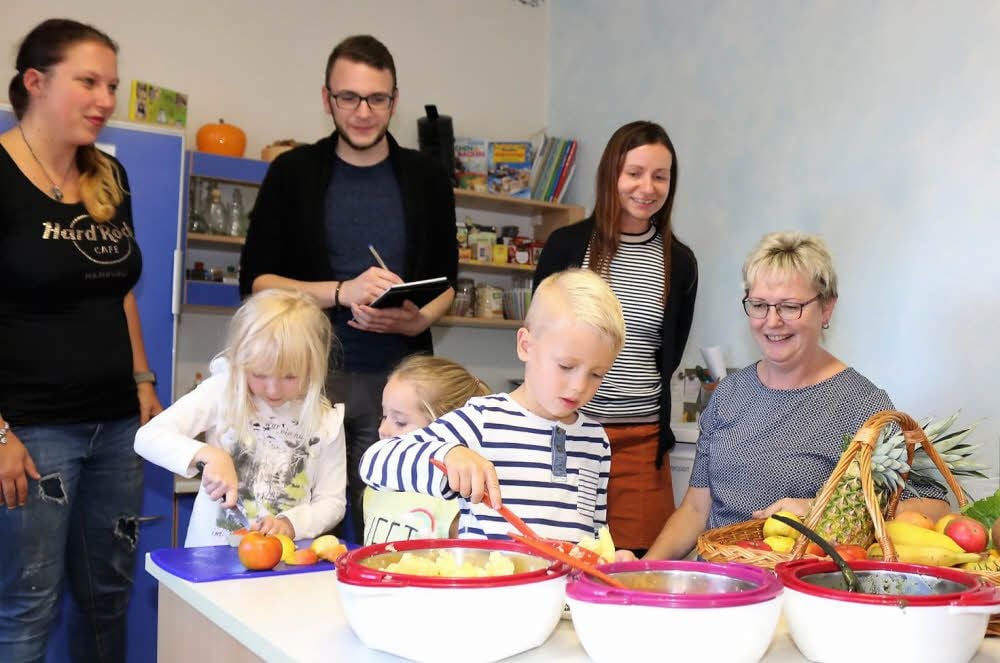 Ianto in der modernen Kinderküche