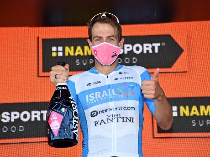 Der Brite Alex Dowsett vom Team Israel Start-Up Nation feiert seinen Sieg der achten Etappe des 103. Giro d'Italia. Foto: Gian Mattia D'alberto/LaPresse via ZUMA Press/dpa