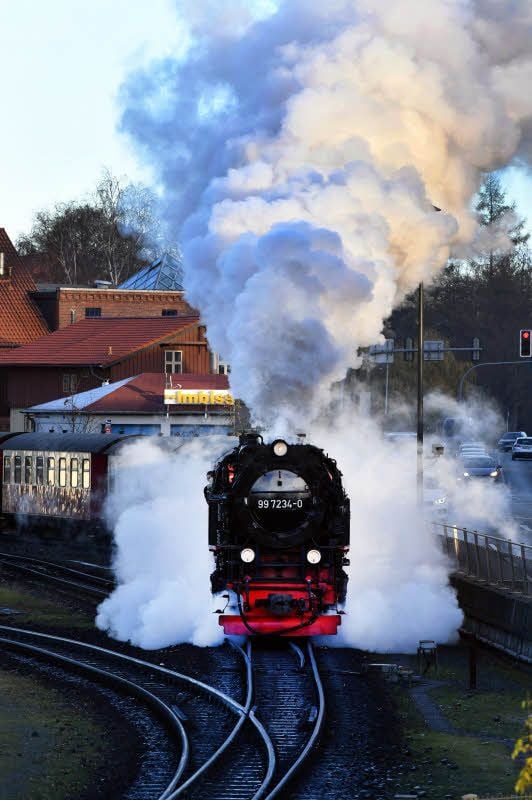 Vom Bahnhof Wernigerode aus startet die Brockenbahn ihren anstrengenden Weg auf den Gipfel des 1 141 Meter hohen Berges.