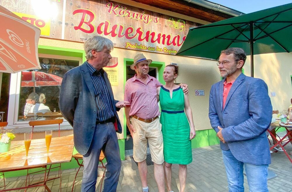 Otto Körnig und Susan Körnig-Winter im Gespräch mit Staatssekretär Ralf-Peter Weber (li.) und Ortsbürgermeister Uwe Jakob Weber.