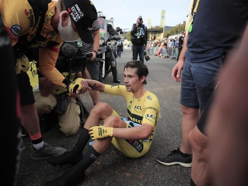 Fassunngslos: Einen Tag vor Tour-Ende musste Primoz Roglic sein Gelbes Trikot des Gesamtführenden wieder ausziehen. Foto: Christophe Petit-Tesson/POOL EPA/AP/dpa