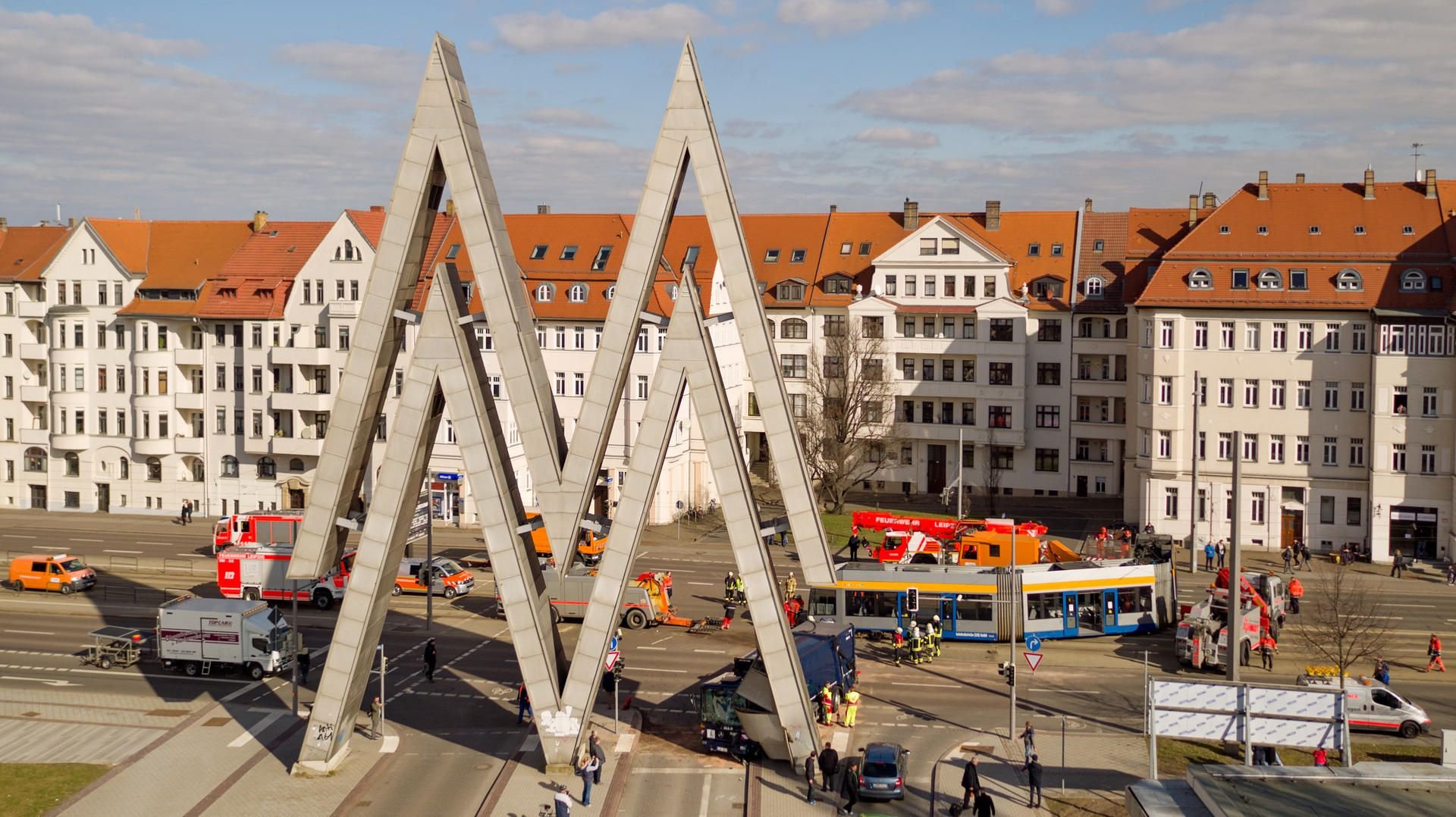 Nach einem Unfall am Doppel-M in Leipzig werden ein Müllauto und eine Straßenbahn an der Einfahrt zum Alten Messegelände in Leipzig geborgen.