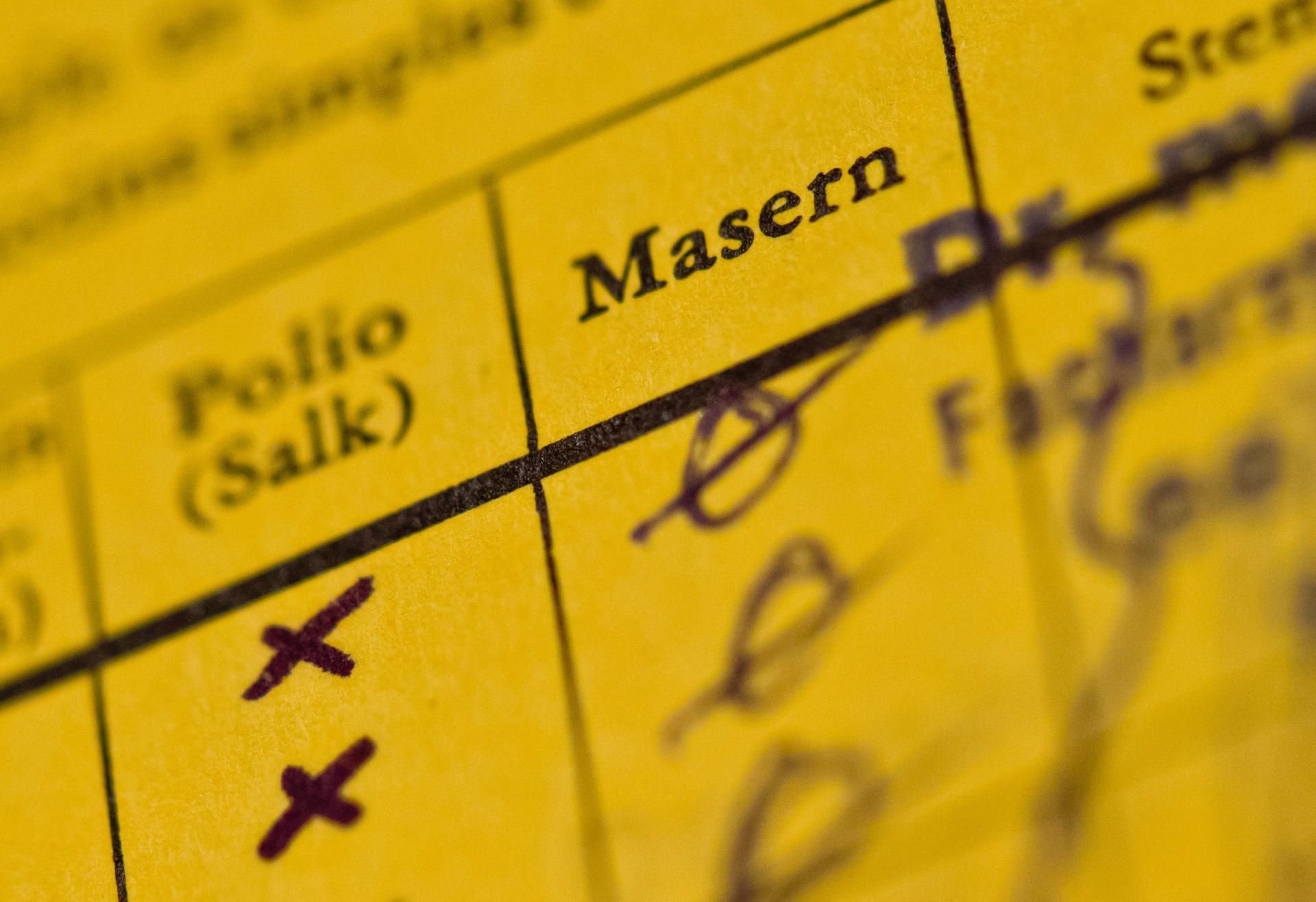 Ein Impfbuch mit markierten Feldern für Polio und Masern.