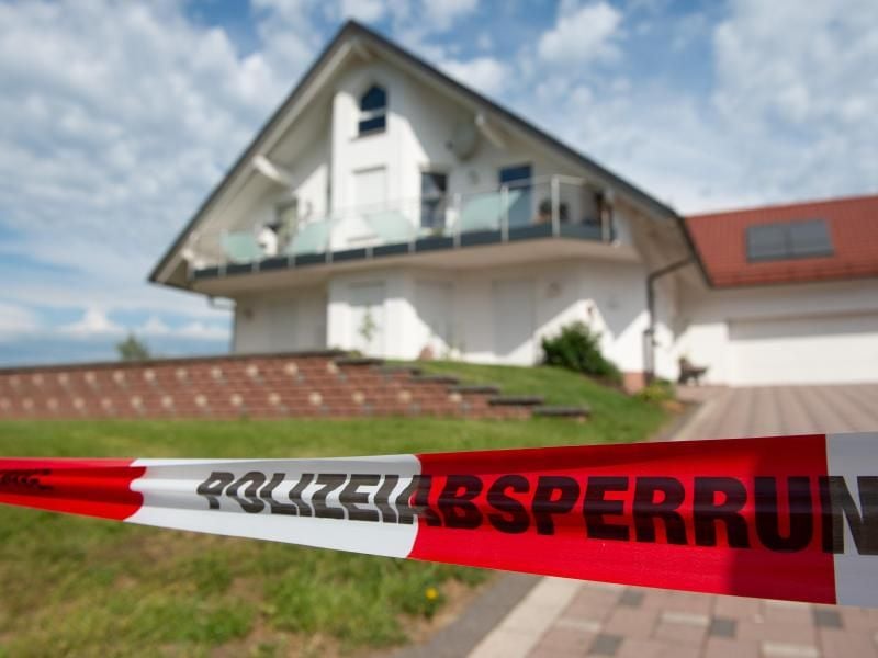Absperrband mit der Aufschrift "Polizeiabsperrung" ist vor dem Haus des verstorbenen Walter Lübcke (CDU) zu sehen. Foto: Swen Pförtner/Archiv