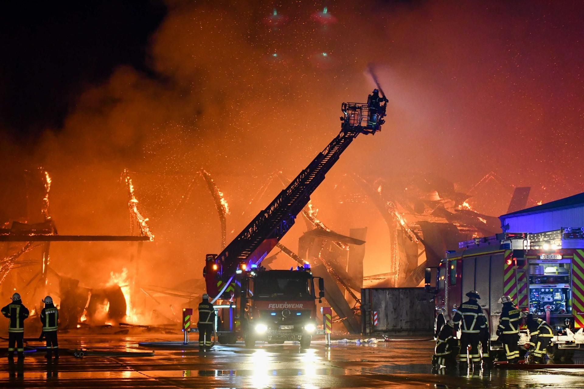 Eine knapp 2.500 Quadratmeter große Halle brannte vollständig ab.