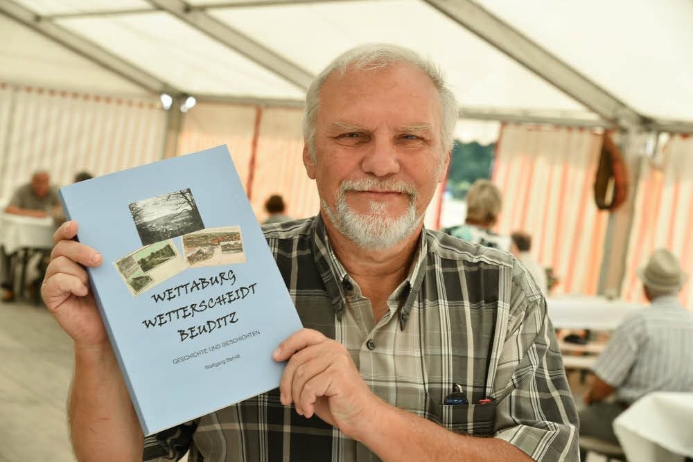 Wolfgang Berndt mit seiner Chronik zu Wettaburg, Wetterscheidt und Beuditz