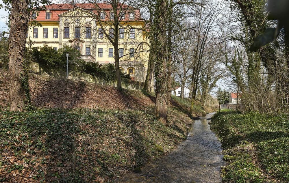 Meist ist sie friedlich, die Querne. Hier fließt sie in Lodersleben am Schloss vorbei. Die Chronik von Lodersleben ist Teil der Bibliothek des Vereins.