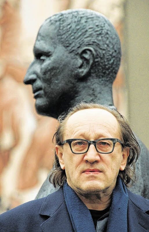 Heiner Müller steht am 8. Februar 1994 vor der Büste von Bertolt Brecht am Berliner Ensemble.