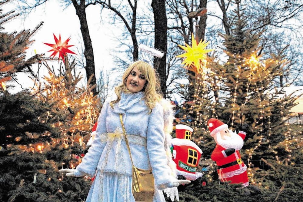 Beim Adventsmarkt auf der Roßlauer Burg war der Weihnachtsengel bereits als Helfer an der Seite des Weihnachtsmanns zu sehen und zu erleben.