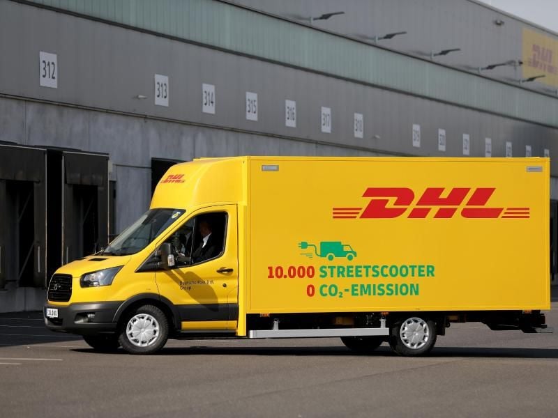 Ein Streetscooter steht vor der Zustellbasis. Bei der Elektrifizierung ihrer Transporterflotte kommt die Deutsche Post schrittweise voran. Foto: Oliver Berg