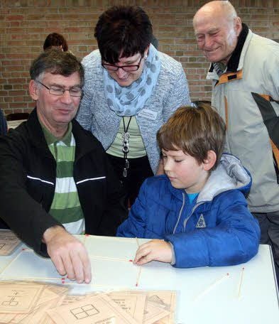 Manuel Frenzel aus der Seydaer Grundschule versucht sich mit Vater Gerald an Knobelaufgaben mit Streichhölzern.