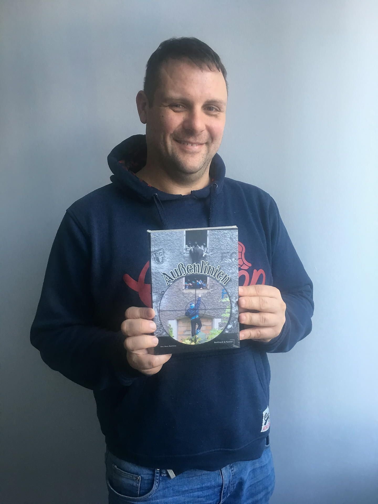 Jens Knibbiche mit seinem neuen Werk.