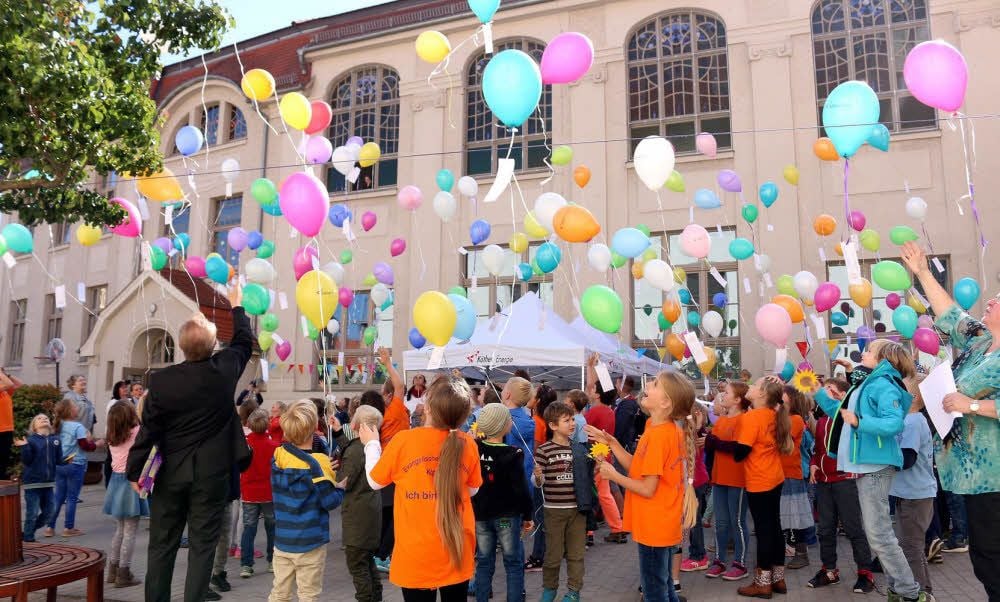 200 bunte Luftballons ließen die Mädchen und Jungen der Evangelischen Grundschule zu ihrem Jubiläum in den Köthener Himmel steigen.