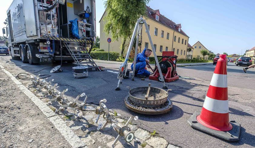 Christian Küper zieht mit einer speziellen Winde den Glasfaserschlauch durch den alten Kanal.