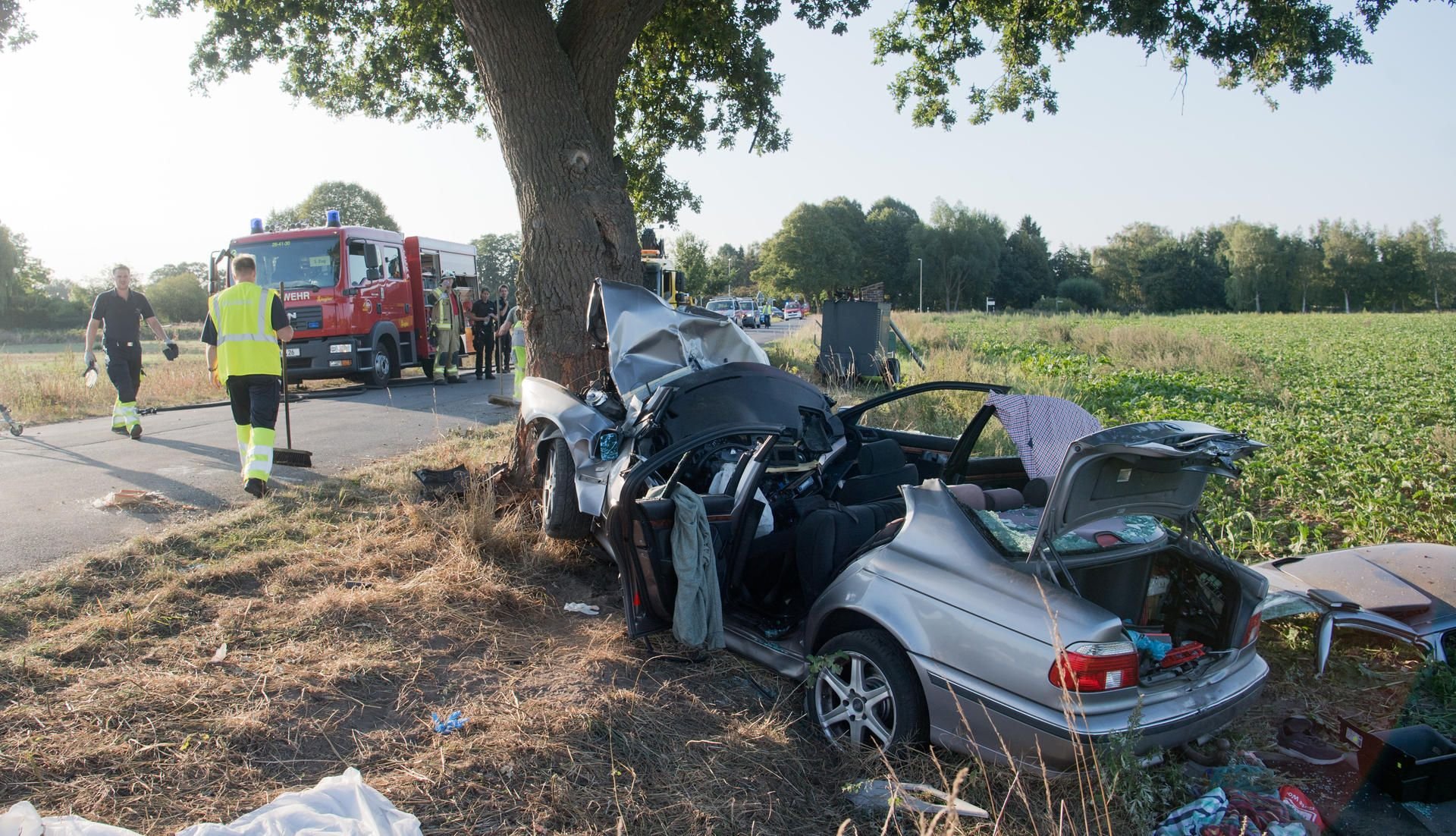 Das völlig deformierte Auto steht an einer Eiche an der Landstraße zwischen den Ortschaften Aligse und Kolshorn. Der Fahrer kam bei dem Unfall ums Leben.
