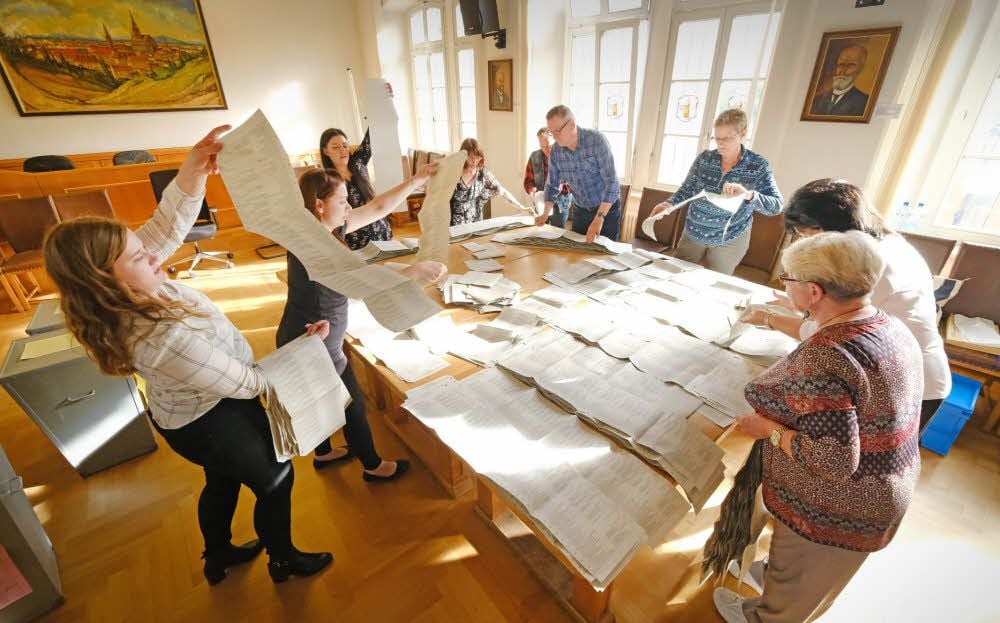 Im Bitterfelder Rathaus wurden Sonntag die Stimmen ausgezählt. Dabei folgten die Stadtratsstimmzettel nach denen zur Europa- und Kreistagswahl.