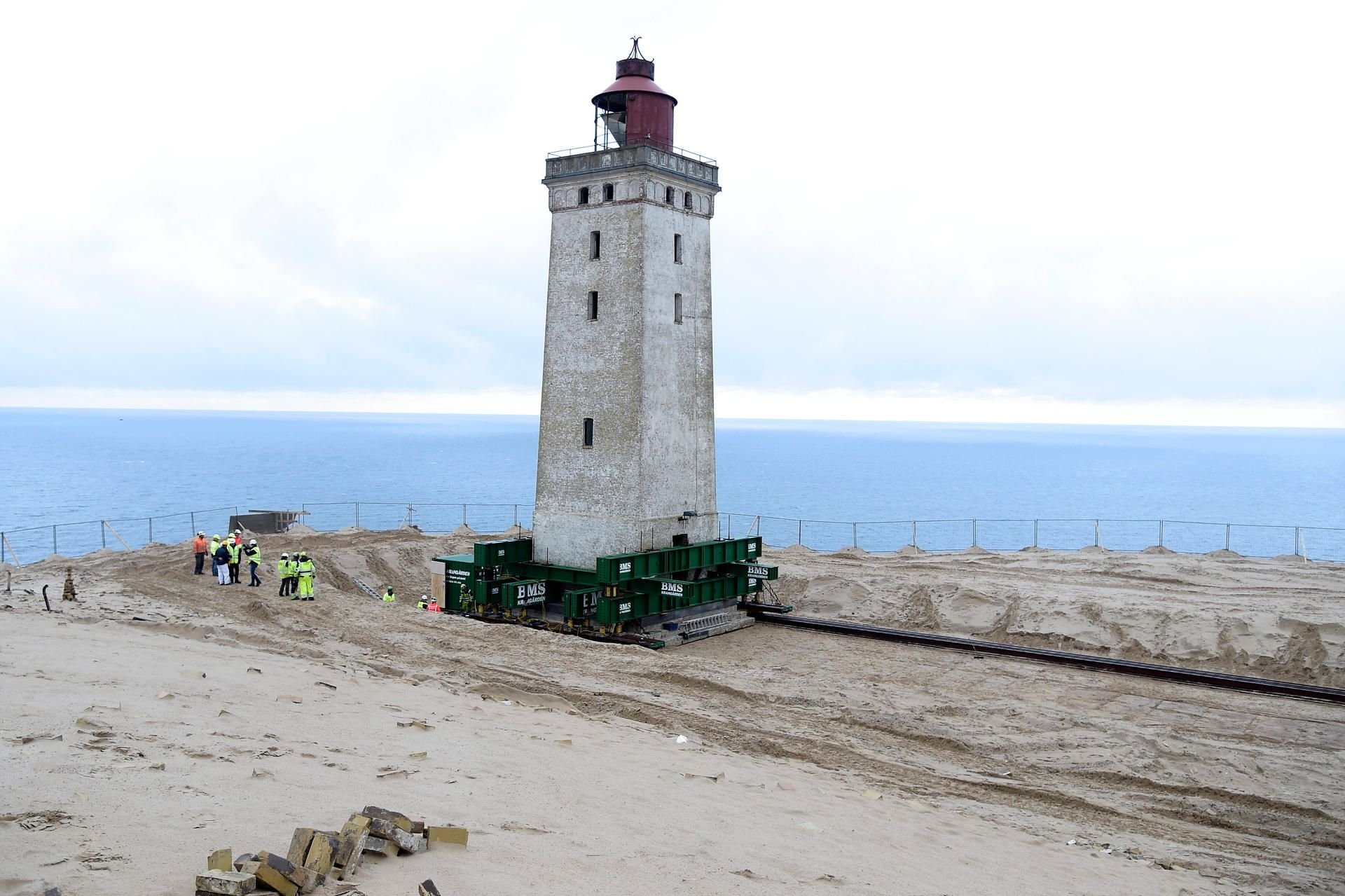 Der 120 Jahre alte Leuchtturm Rubjerg Knude Fyr steht auf Rädern und Schienen.