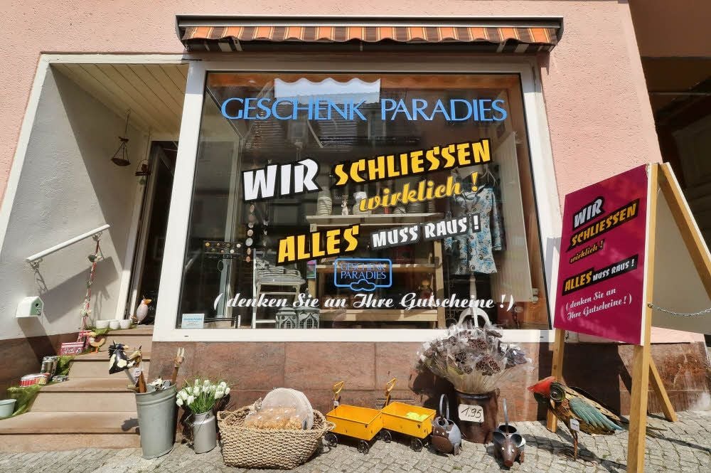 „Wir schließen wirklich! Alles muss raus“, heißt es am Geschäft von Marion Zeughardt in der Göpenstraße. Mitte, Ende Juli will sie ihr „Geschenkparadies“ aus Altersgründen schließen. Das Geschäft war vor 20 Jahren von Zeughardts Bruder gegründet worden. Sie vier Jahren ist Marion Zeughardt Besitzerin.