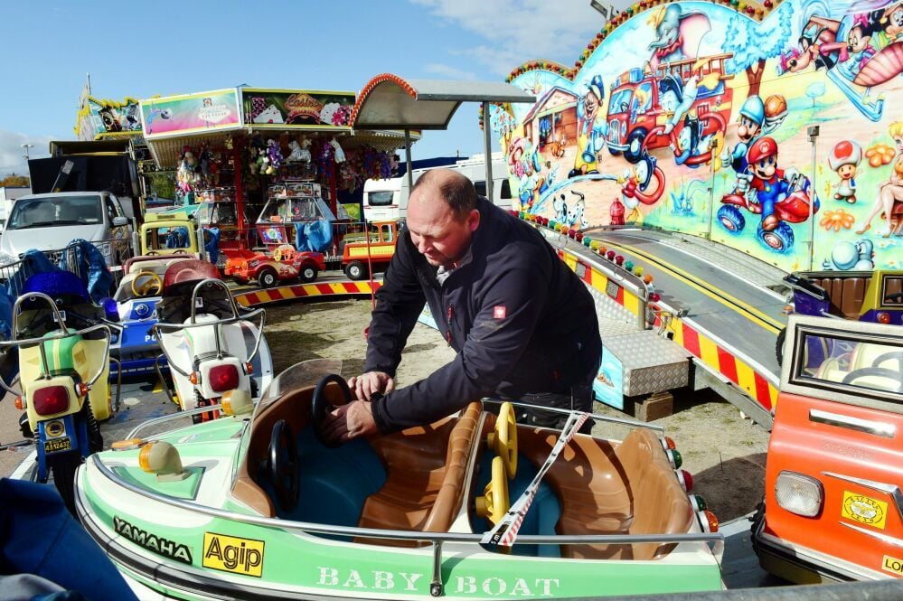 Dirk Rostalski aus Teutschenthal hofft auf viele Kinder, die mit seinem Karussell fahren wollen.
