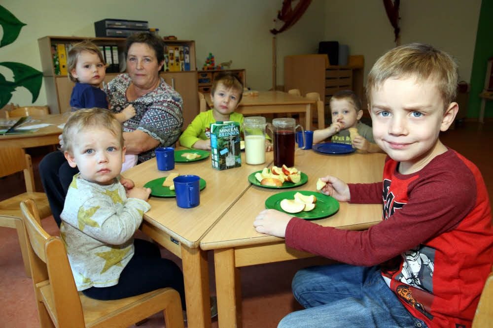 Kinder machen mit Erzieherin Gabi Nitzschke in der Kita Marienkäfer in Bernburg eine kleine Pause.