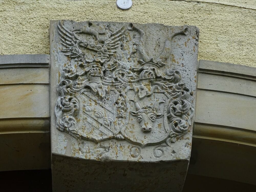 Das Sandsteinwappen über dem Hauptportal des Jessener Schlosses