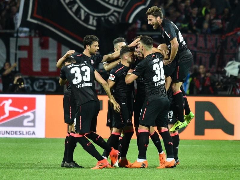 Die Nürnberger feiern das 1:0 gegen Eintracht Braunschweig durch Nürnbergs Ondrej Petrak (verdeckt). Foto: Nicolas Armer