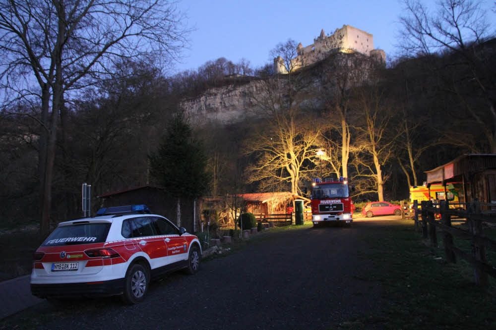 Nächtlicher Einsatz am Saaleufer unterhalb der Rudelsburg am Blockhaus: In 50 Meter Höhe muss dort ein Toter geborgen werden. Die Freiwillige Feuerwehr Bad Kösen leuchtet das Gelände aus.
