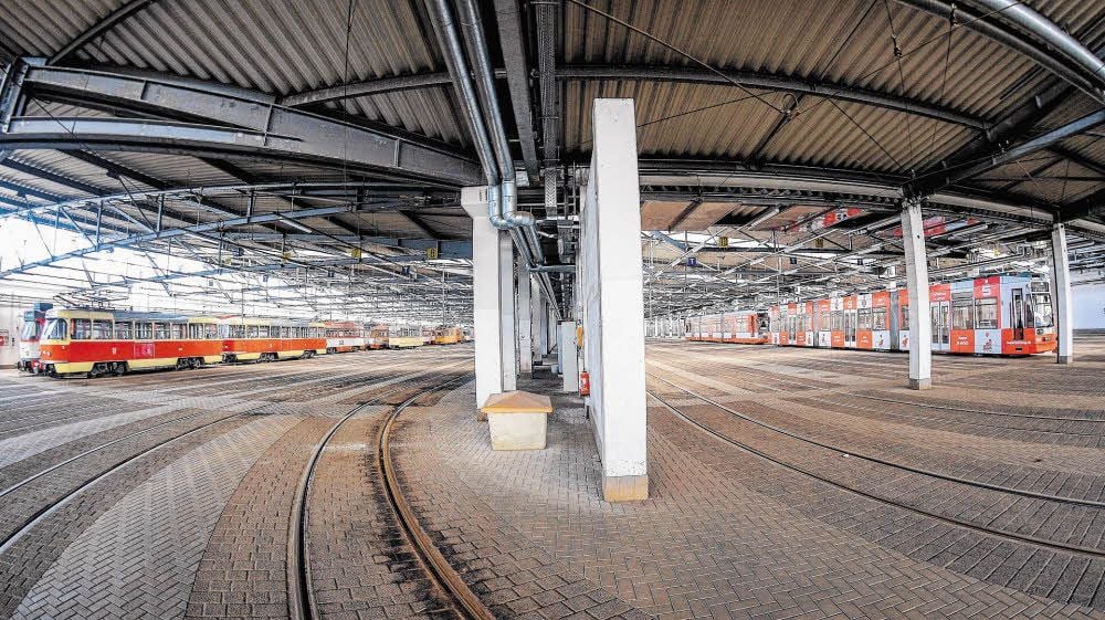 Tagsüber fast leer, wird sich die rund 200 Meter lange Rosengarten-Halle erst spät am Abend füllen - mit bis zu 60 Straßenbahnen.