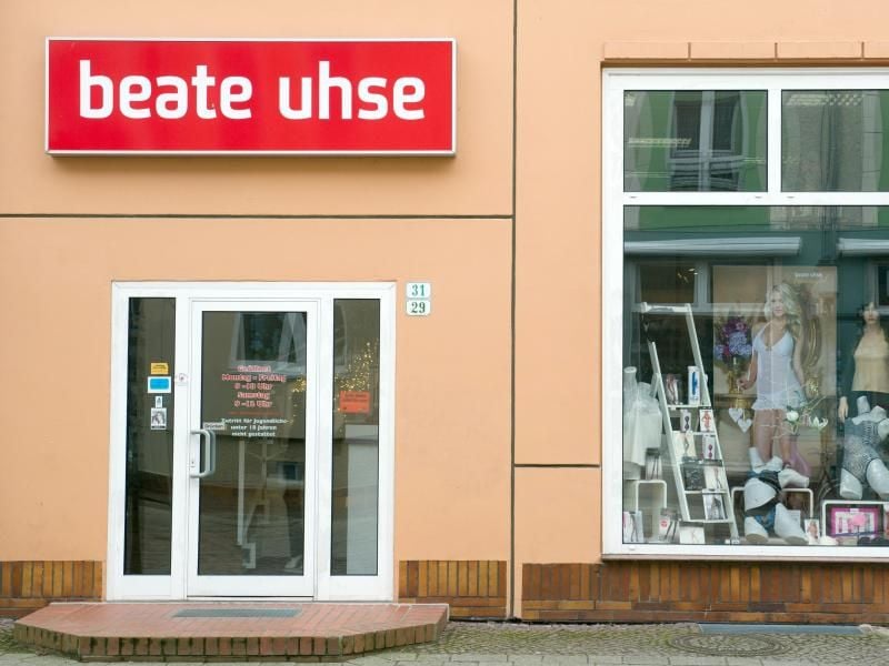 Das Logo der Firma "Beate Uhse" an einem Haus. Foto: Stefan Sauer/Archiv
