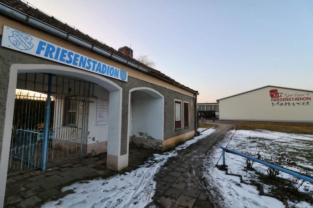 Der Verein hofft, dass auch noch der Eingang des Stadions saniert werden kann.