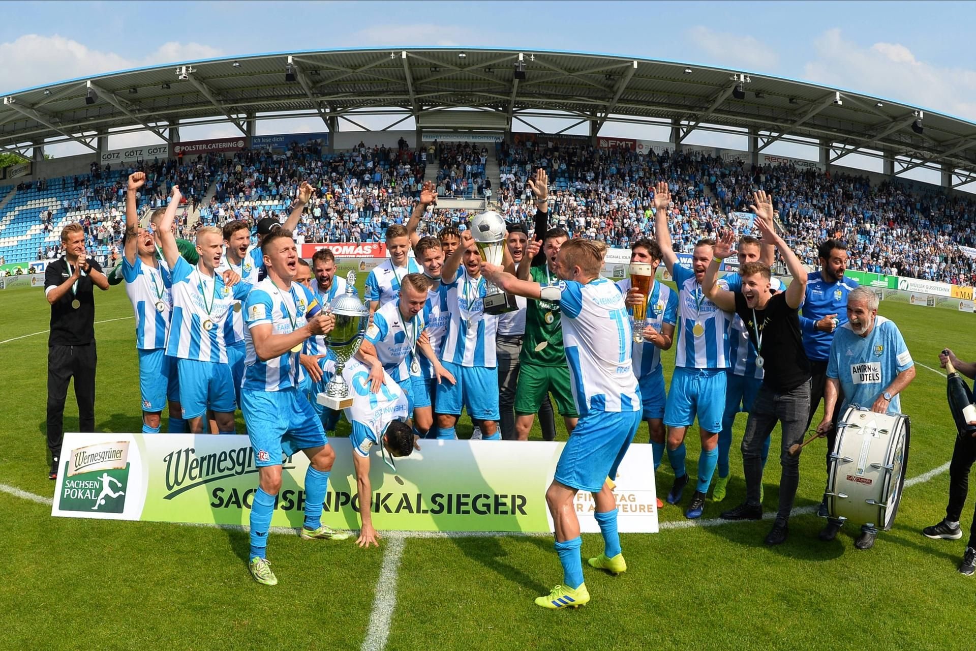 Die Mannschaft des Chemnitzer FC feiert den Landespokalsieg.