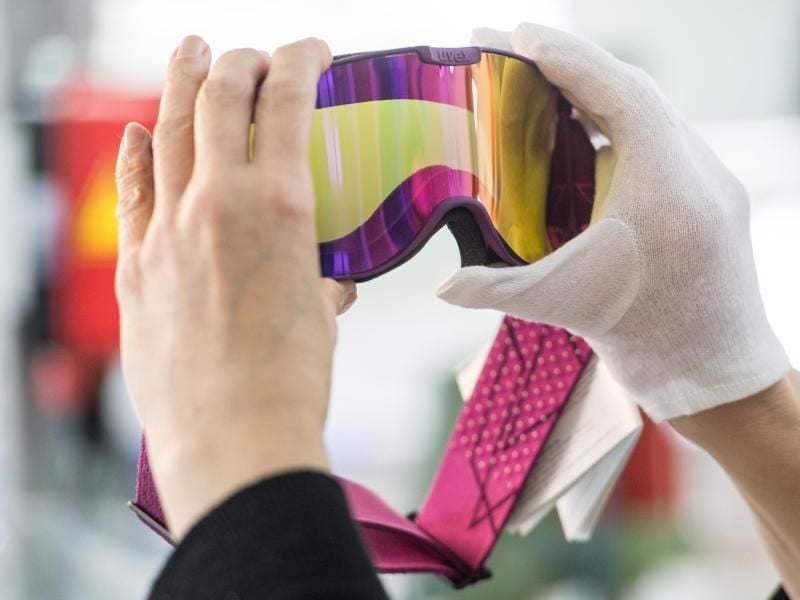 Eine neue Skibrille sollte gut ausgesucht werden. Wichtig ist unter anderem das CE-Zeichen. Foto: Armin Weigel/dpa