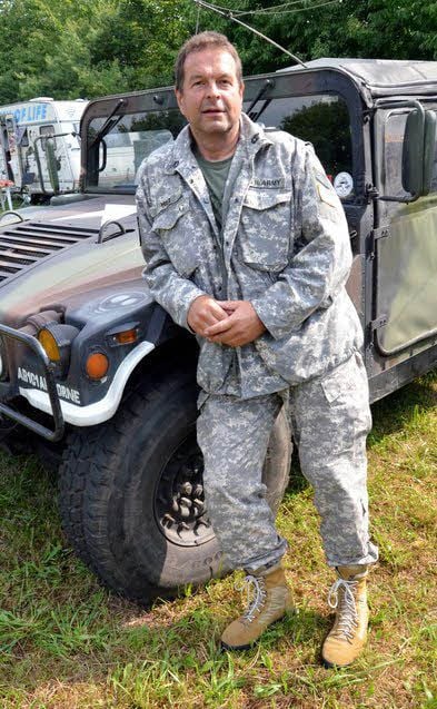 Klaus Harz aus Barleben nennt seinen Hummer ein Spaßauto.