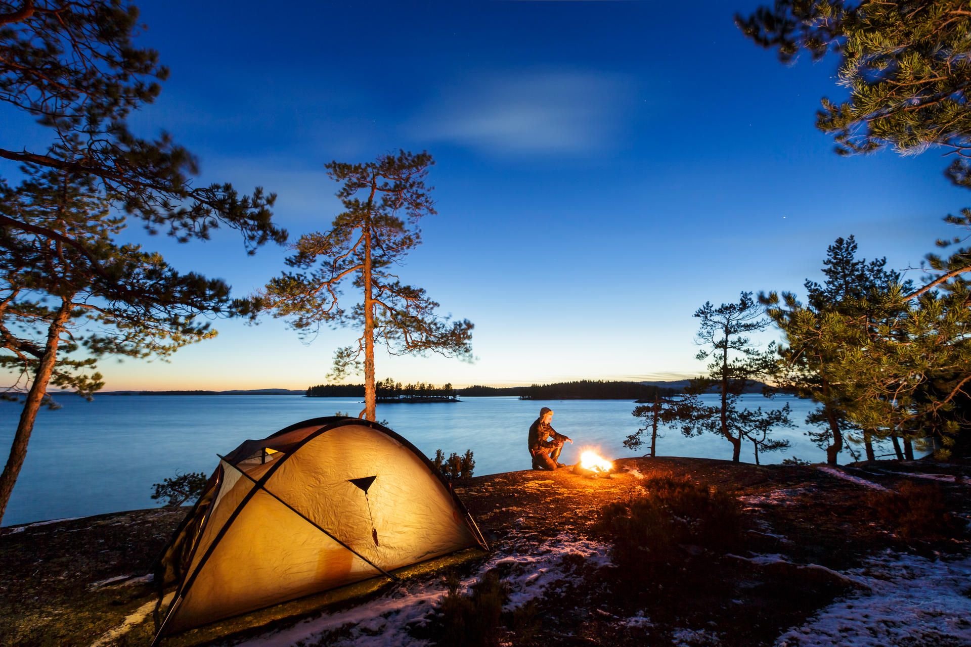Feuer machen erlaubt: Camping-Urlauber in Finnland können die Schönheit der Natur ganz bodenständig erleben.