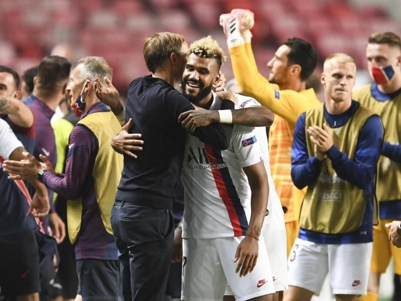 PSG-Trainer Thomas Tuchel umarmt den Matchwinner Eric Maxim Choupo-Moting. Foto: David Ramos/Pool Getty/AP/dpa