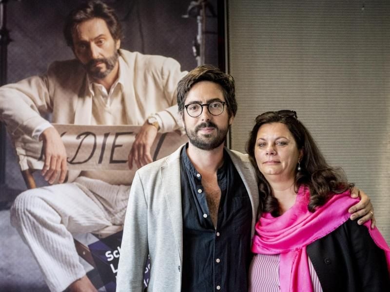 David Dietl, Regisseur und Sohn von Helmut Dietl und Tamara Dietl, die Witwe von Helmut Dietl, bei der Eröffnung der Ausstellung „Schwermut und Leichtigkeit – Eine Sonderschau für Helmut Dietl“. Foto: Christoph Soeder