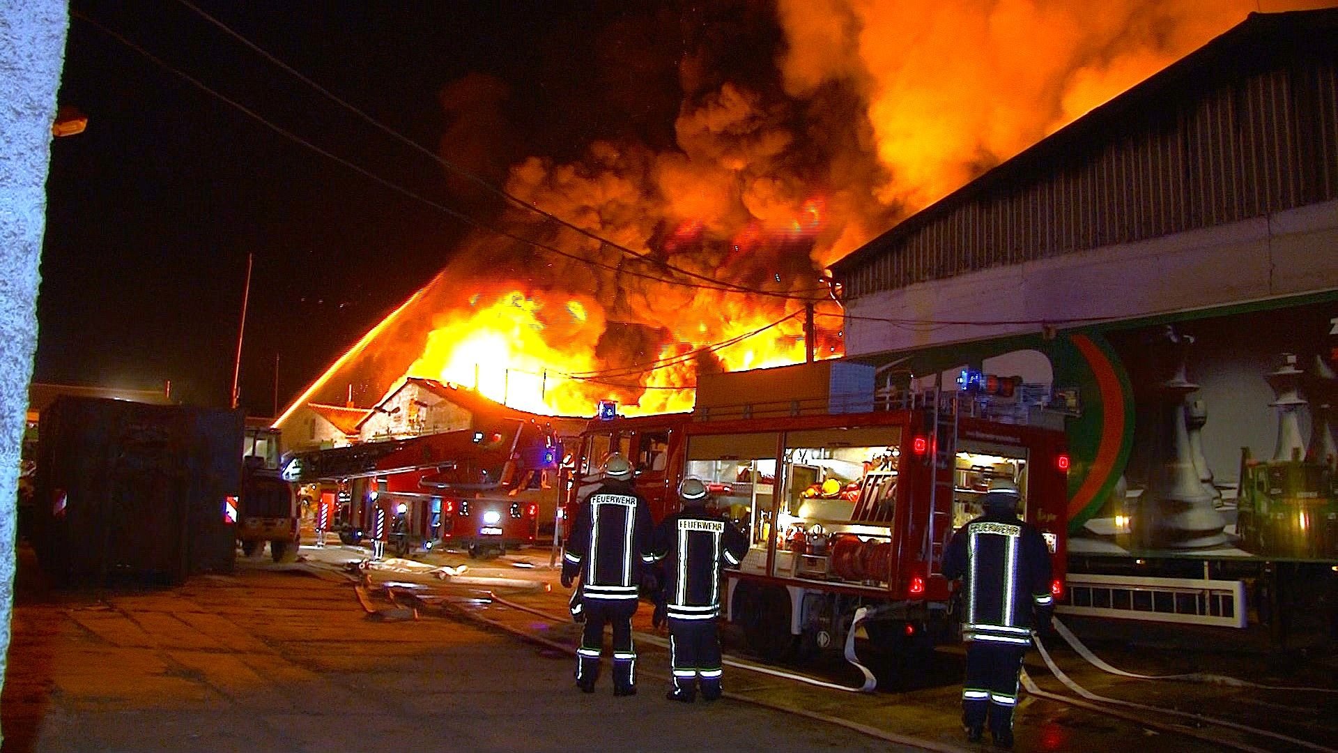 Feuerwehren kämpfen gegen den Brand von drei Lagerhallen einer Recyclingfirma im Bördekreis.