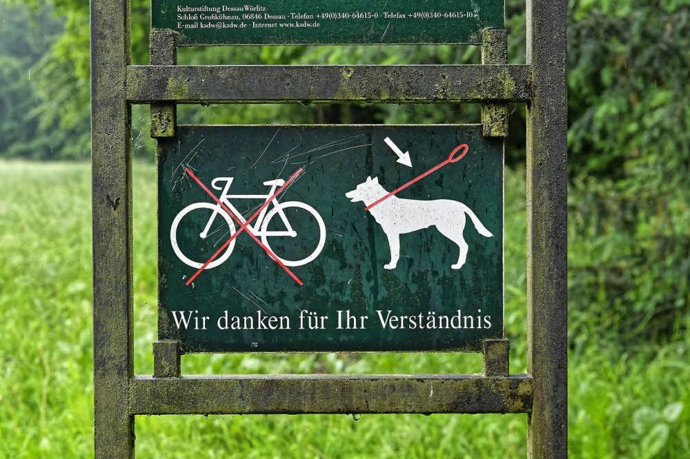 Im Luisium muss das Rad geschoben werden. Das sagt die Parkordnung, die an den Hauptwegen hängt.