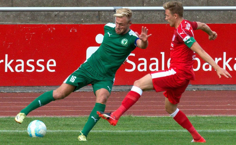 Martin Fiebiger behauptet den Ball gegen Tobias Schilk. Mit einem Handspiel leitete der 99-Kapitän die Niederlage ein.