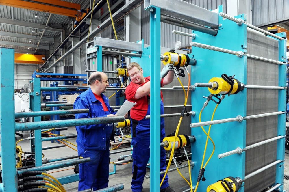Bernd Munzert und Dirk Reinberg (v.l.) arbeiten an einem Wärmetauscher bei Thermowave in Berga.