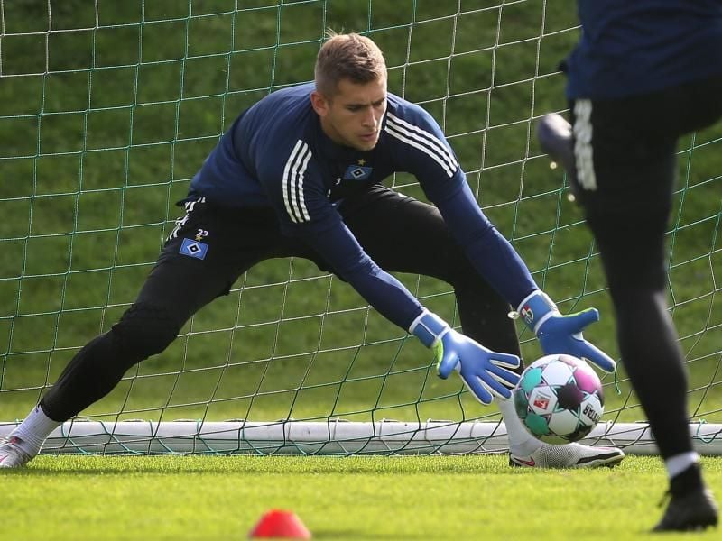 Torwart Julian Pollersbeck fängt im Training den Ball. Foto: Karl-Josef Hildenbrand/dpa