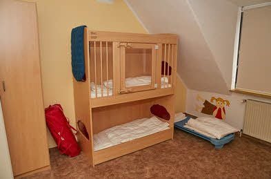 So sieht der Schlafraum in der Kita „Bussi Bär" in Bernburg aus. Zurzeit könnten fünf bis sechs Kinder über Nacht bleiben.