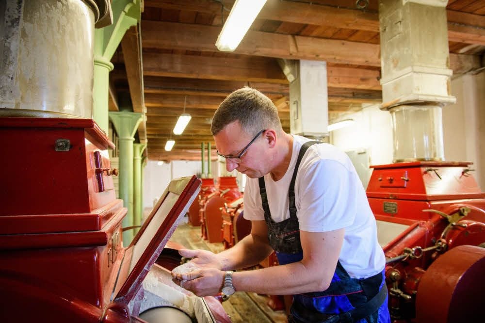 Müller Volker Schäfer überprüft das Mehl. Der 45-Jährige führt die Tradition seiner Familie fort. Seit den 1930er Jahren liegt die Zeddenbacher Mühle in den Händen der Schäfers.