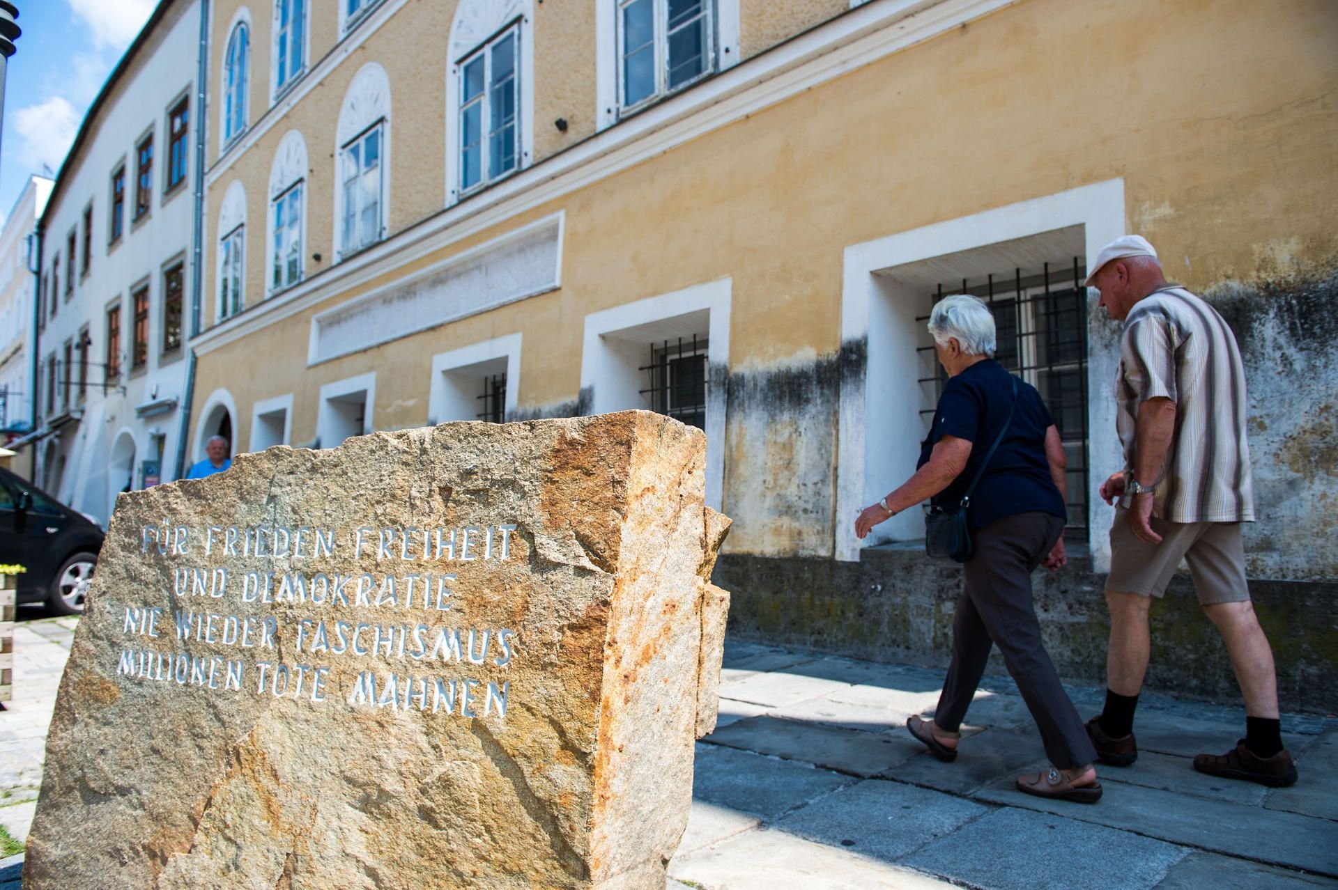 Ein Gedenkstein mit der mahnenden Aufschrift „Für Frieden, Freiheit und Demokratie. Nie wieder Faschismus, Millionen Tote Mahnen“ steht vor dem Geburtshaus von Adolf Hitler.