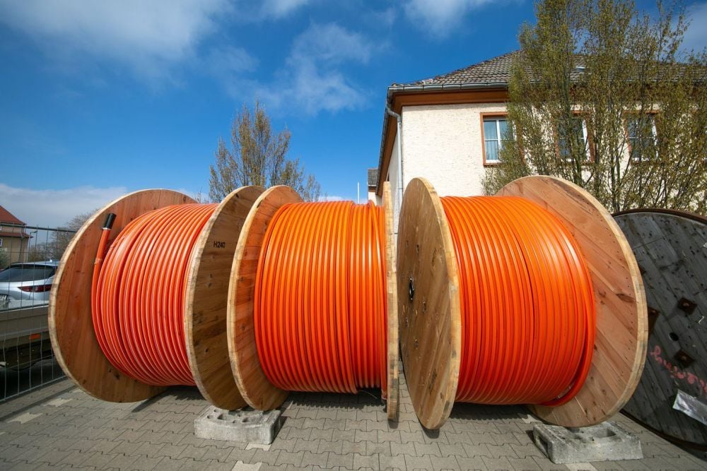 Orange ist die Farbe des Breitbandausbaus - Kabelrollen zwischen Droyßig und Wetterzeube.